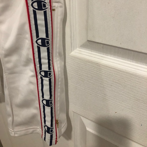 Champion - Picture 4 of 4